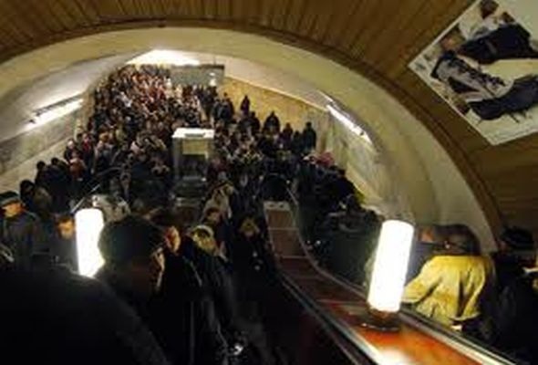 Bakıda metronun eskalatoru qırılıdı