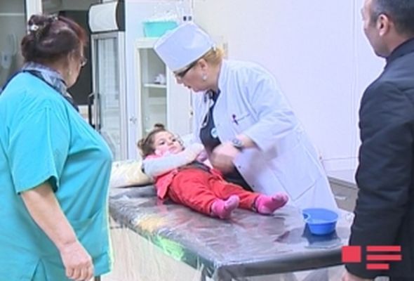 Bakıda uşağın əli ətçəkən maşında qaldı – FOTO- VİDEO