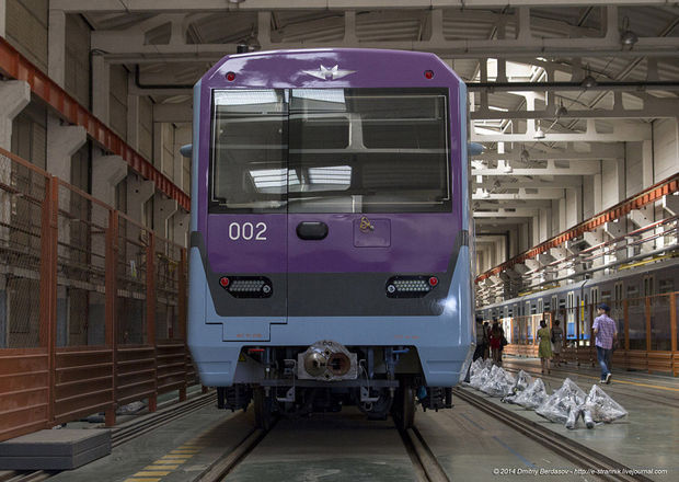 Bakı metrosunun “badımcan qatarları” – FOTOLAR