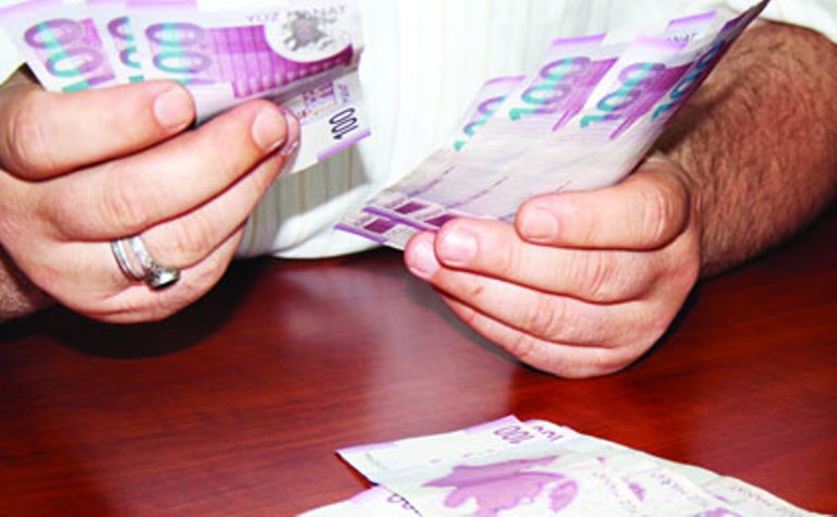 Nazirlik həbsdən azad olanlara pul ödədi
