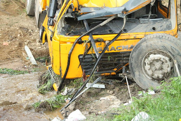 İki yük avtomobili toqquşdu: Ölən var
