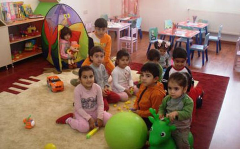 Uşağı diri-diri gömən bağça