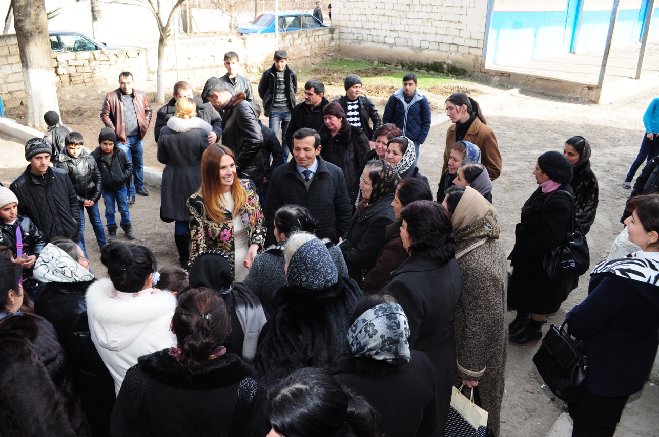 Qənirə Paşayeva sakinlərə kömək vəd etdi