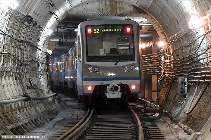 Bakı metrosunda reklamlar bərpa olunur, ticarət köşkləri yox...