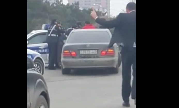 Bakıda yol polisləri sürücünü belə təhqir etdilər – VİDEO