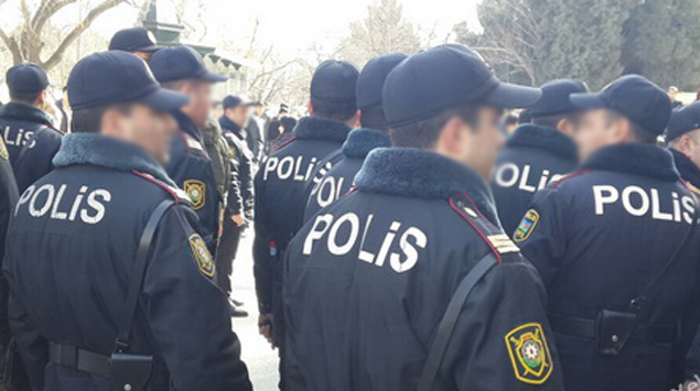 Bakıda ata və iki oğlu yol polislərini döydü