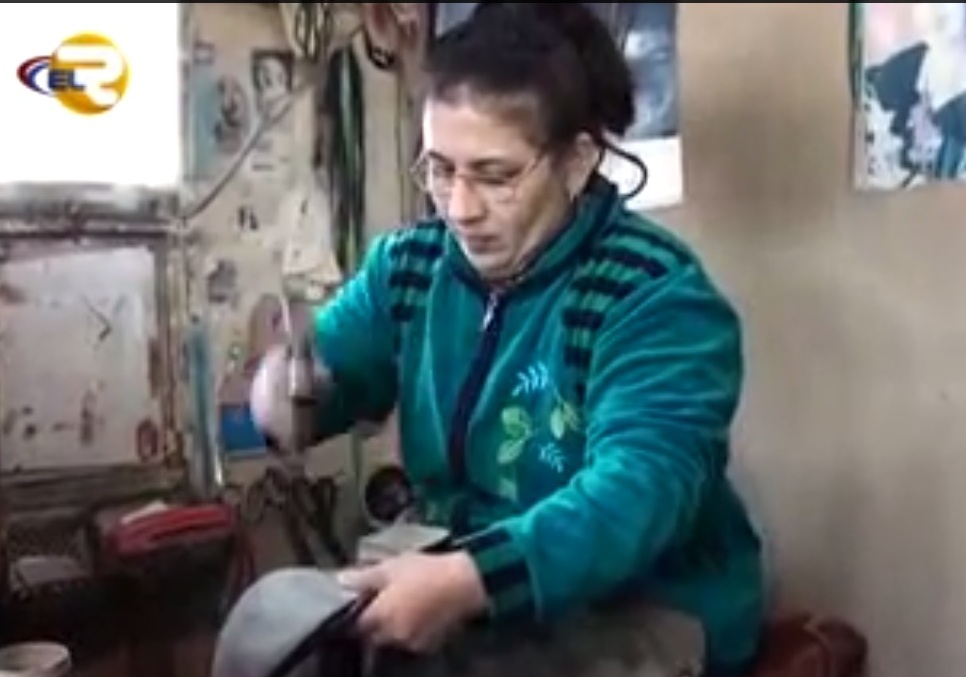 Kişilərin sökülmüş ayaqqabılarını düzəldən pinəçi qadının həyatı - VİDEO