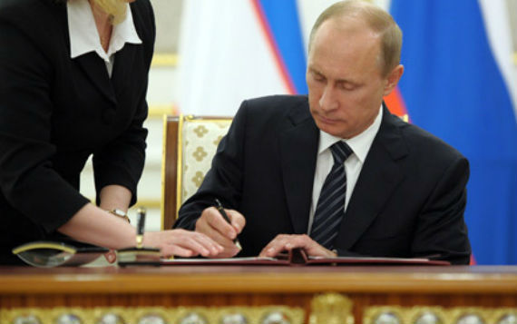 Putin Əli Həsənov və Oqtay Əsədovu mükafatlandırdı