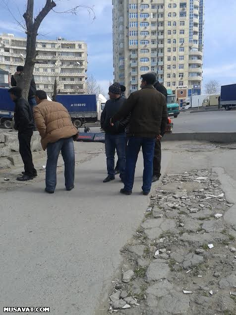 ‘Qul bazarı’ndakı müəllimlər Hadı Rəcəbliyə səsləndilər: ‘Özü gəlib burada dayansın...’