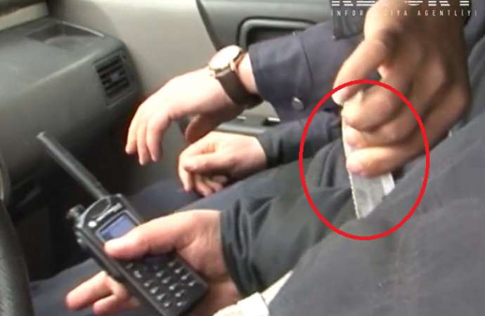 Bakıda sürücü yol polislərini bıçaqla hədələdi – VİDEO