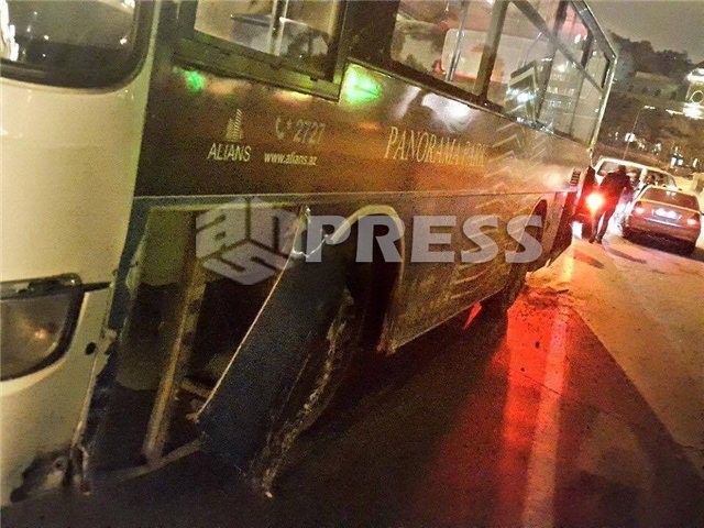 Bakıda sərnişin avtobusu qəzaya düşdü - FOTOLAR