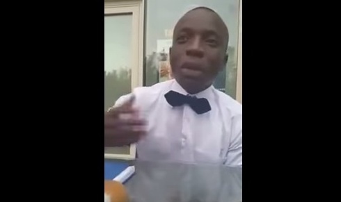 Afrikalı gənc hacılarla belə zarafatlaşdı– VİDEO