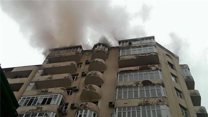 Bakıda bina yanır - FOTOLAR
