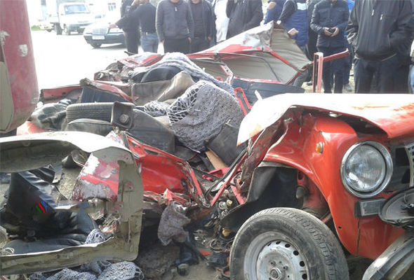 Masallıda dəhşətli qəza: Maşın parçalandı – FOTO