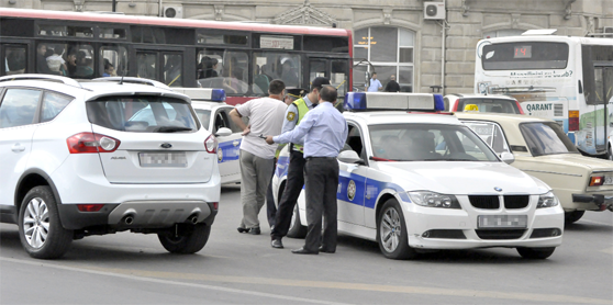 Bakıda yol polisi bu özbaşınalığı görmür?– VİDEO