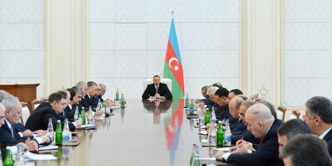 İlham Əliyev nazirlərlə iclas keçirdi