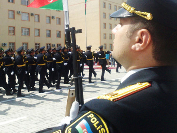 Ramil Usubov polis olmaq istəyən gənclərin sıra baxışını keçirib