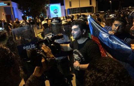 Kiprdə polis Azərbaycan bayrağını vermədiyi üçün tələbəni döydü –  FOTOLAR	 