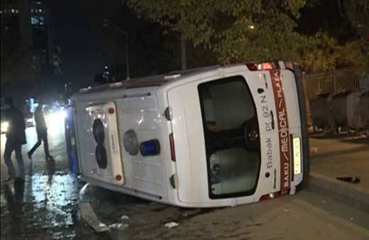 Bakıda təcili yardım maşını aşdı