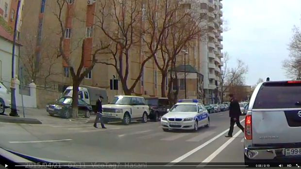 Bakıda sürücülərə “nümunə” olan yol polisi - VİDEO
