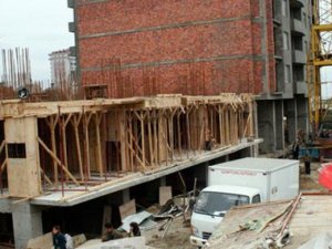 Bakıda ev uçdu: xəsarət alan var