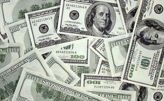 Məktəb direktorunun evindən 28 min dollar oğurladılar