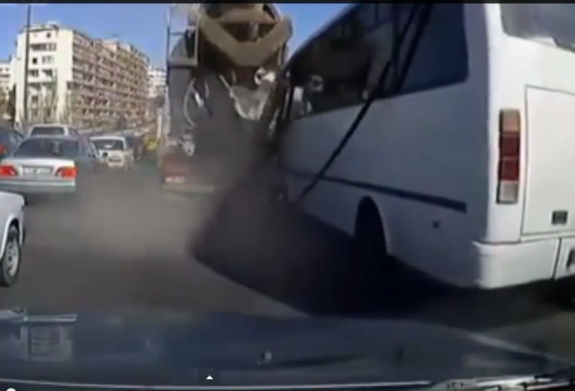 Bakıda avtobus betonqarışdıran maşınla toqquşdu- VİDEO