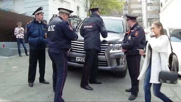 Polislərin üstünə maşın sürmüş erməni 5 illik həbs oluna bilər - VİDEO