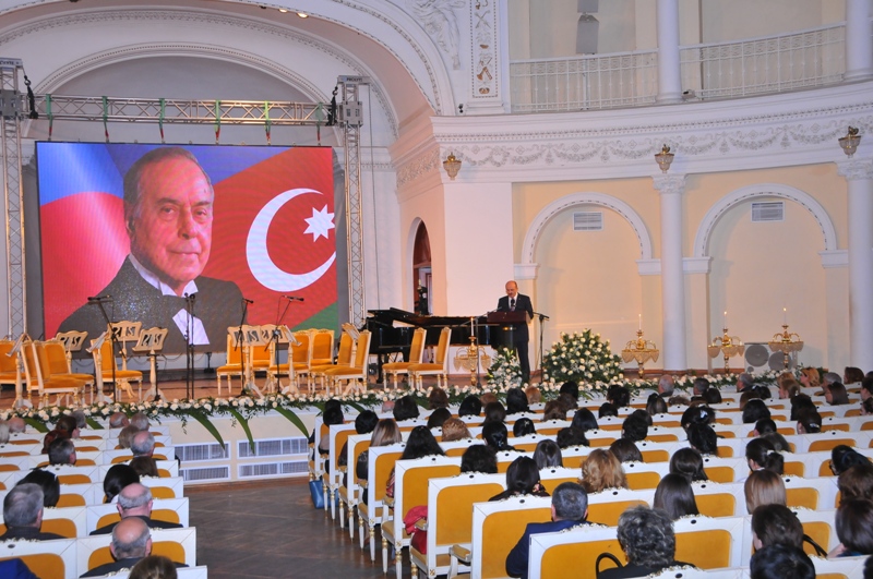 Heydər Əliyev xalqımızın yaddaşına əbədi həkk olunmuş dahi şəxsiyyətdir