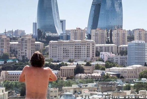 Əcnəbi vətəndaş Qız Qalasında çılpaq şəkil çəkdirdi - FOTO (16+)