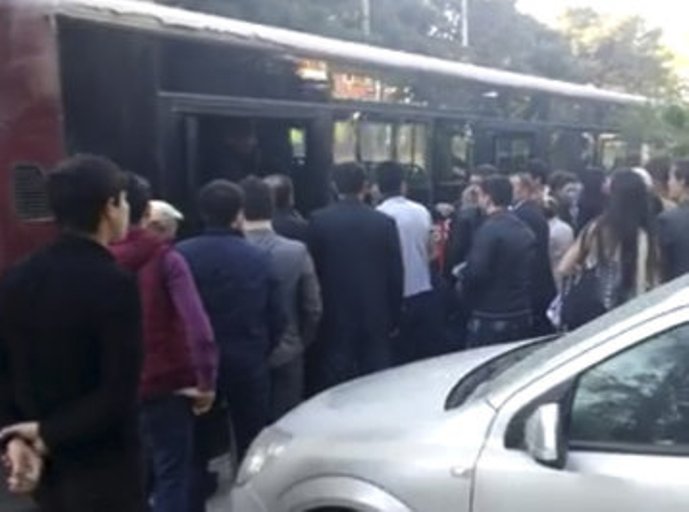 Bakıda avtobus tüstüləndi, sərnişinlər qaçdılar - VİDEO