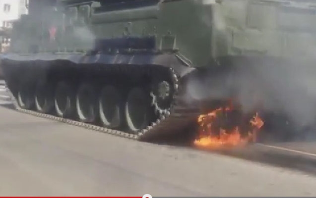 Rusiyada parad zamanı tank yandı - VİDEO
