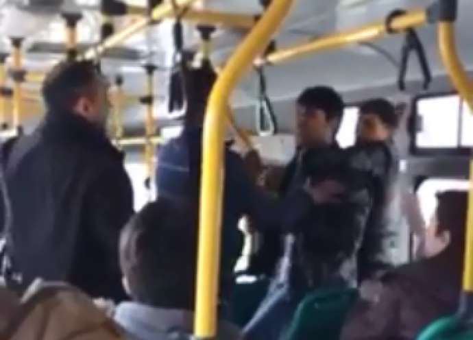 Bakı avtobusunda "qeyrət şilləsi"