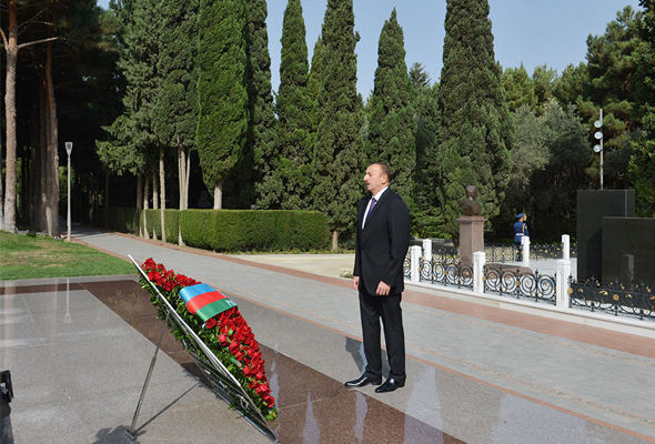 Azərbaycan prezidenti Heydər Əliyevin məzarını ziyarət etdi