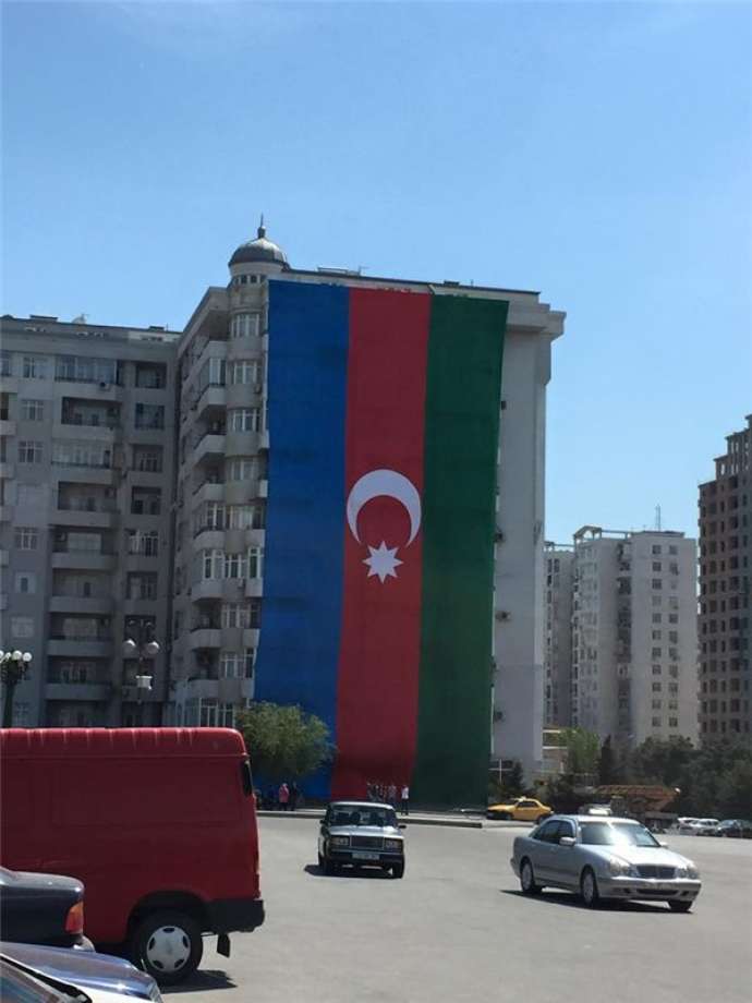 Bakıda bayrağımız tərs asıldı – FOTO