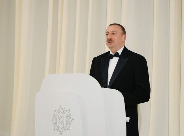 İlham Əliyev və ailəsi Heydər Əliyevlə bağlı mərasimdə - FOTO