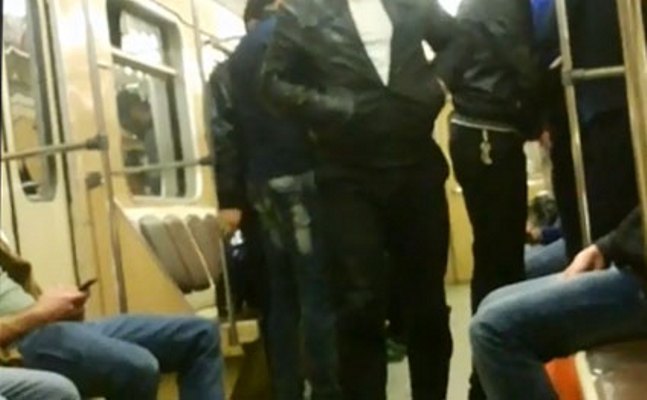 Bakı metrosunda biabırçılıq: -  qadınla oğlan dalaşdı - VİDEO