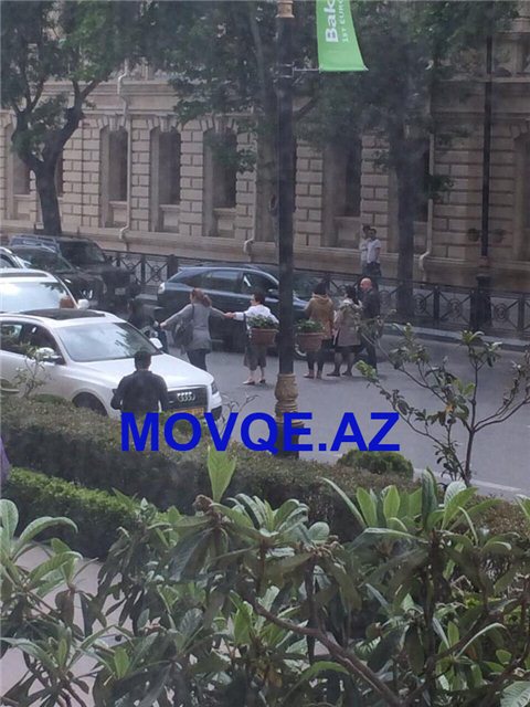 Qadınlar Bakı Meriyasının qarşısındakı yolu bağladılar - FOTO