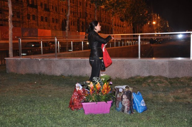 Bayram bitdi- Güllər belə daşınır - FOTOLAR