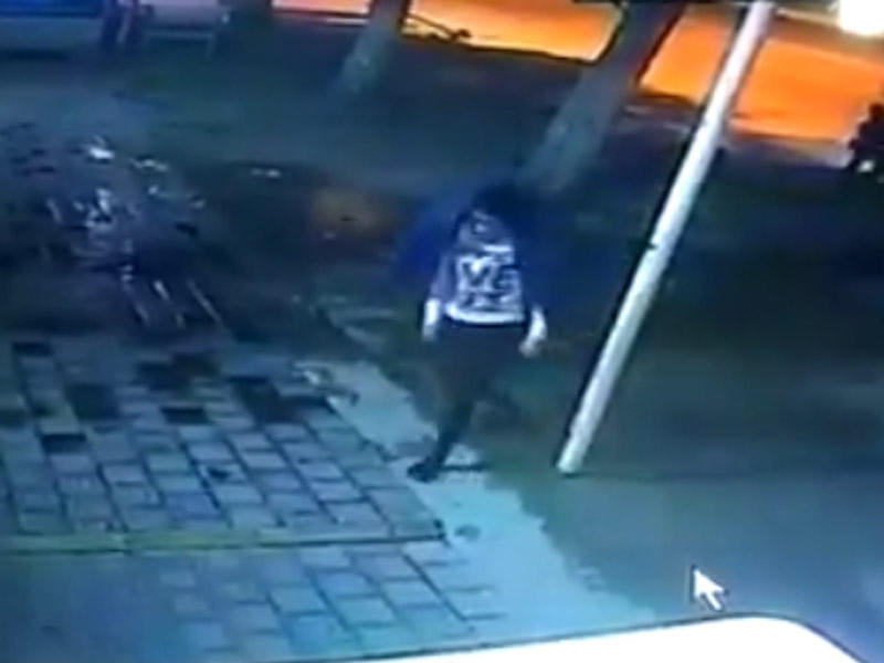 Bakıda cavan qızın mağazadan oğurluq anının - VİDEOSU