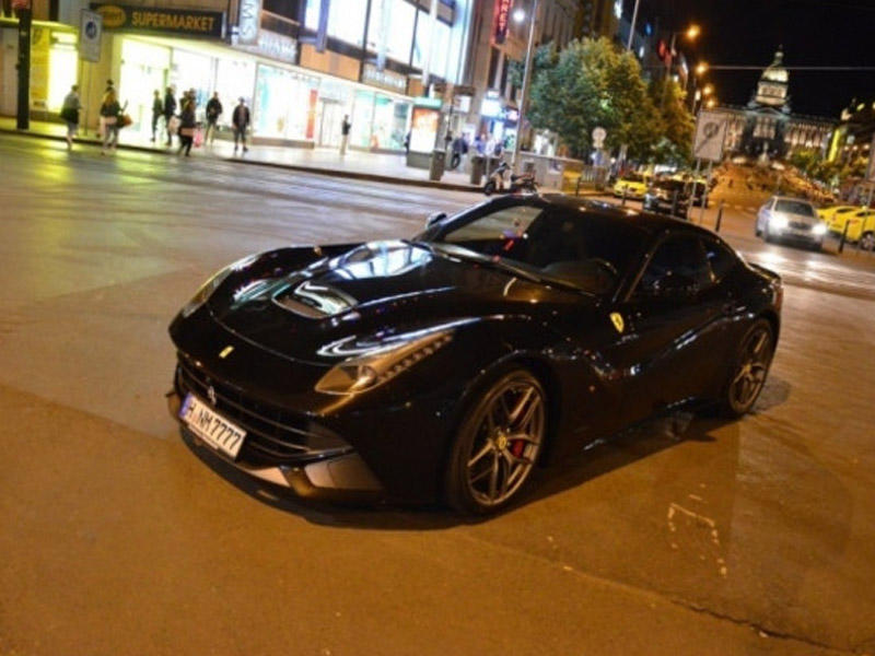 Praqada "Ferrari"si ilə hoqqa çıxaran azərbaycanlı saxlanıldı - FOTO