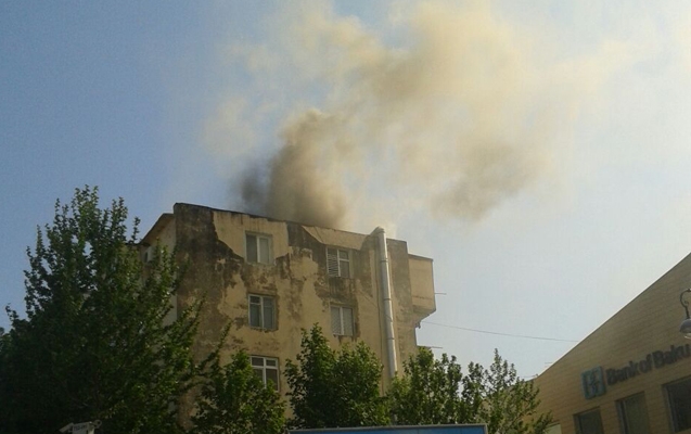 Bakıda bina yanır - FOTOLAR