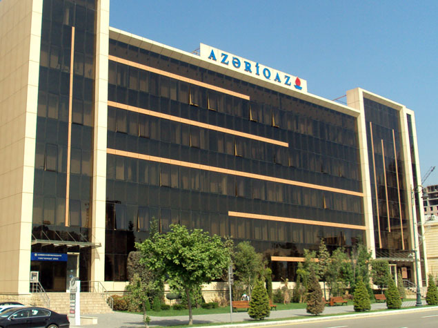 "Azəriqaz"ın şüşəsini silən gənc 7-ci mərtəbədən yıxıldı