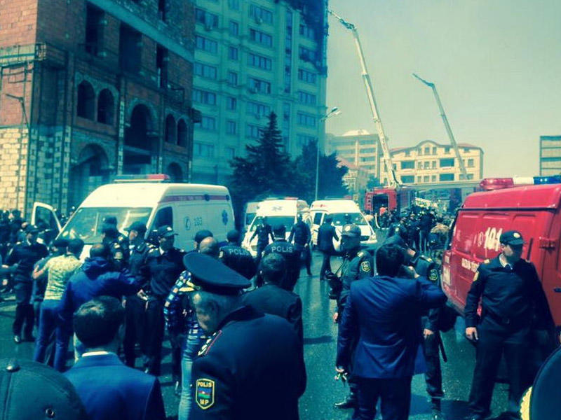 Bakıda yanmış binadan 4 nəfəri xilas edən polis zəhərləndi