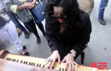 Elzadan matəm melodiyası - Yanan binadan çıxarılmış pianoda (FOTO)