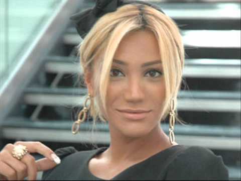 Röya ölkədən qaçdı -  Qalmaqal 