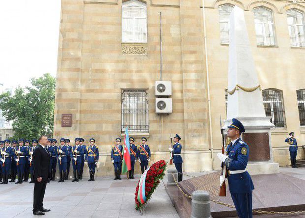 İlham Əliyev Cümhuriyyət abidəsini ziyarət etdi - FOTO