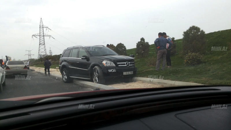 Bakıda Mercedes "cip" polis maşınının üstündən keçdi - FOTO