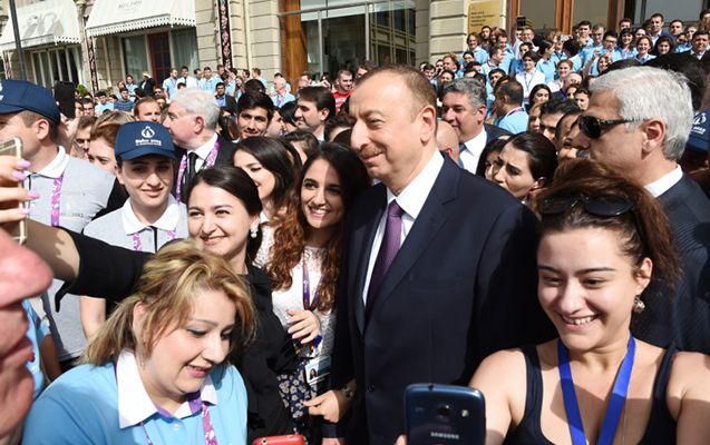 Gənclər prezidentlə “selfie” çəkdirdi - FOTO