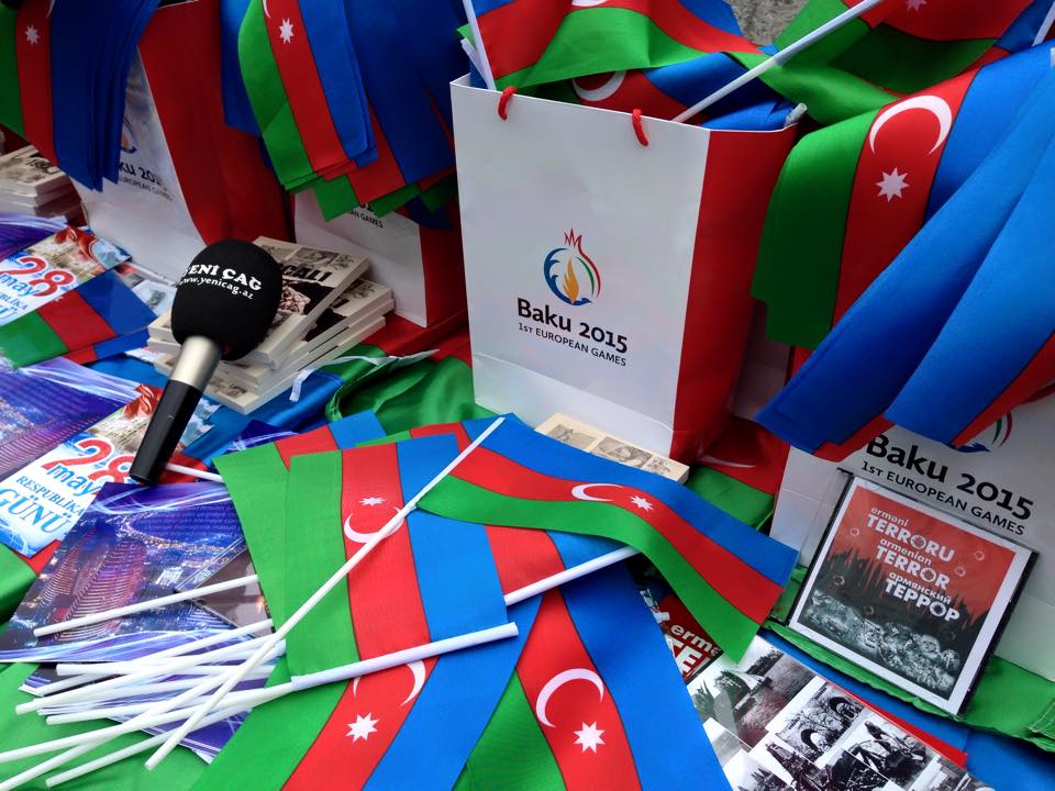 İstanbulun mərkəzində minlərlə Azərbaycan bayrağı dalğalandırıldı - FOTOLAR